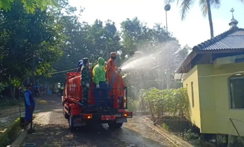 Baru Dilantik, Kades Mekarwangi Langsung Semprot Disinfektan