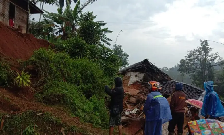 Basah Kuyup! Kades Sukabungah Terobos Hujan Datangi Korban Longsor