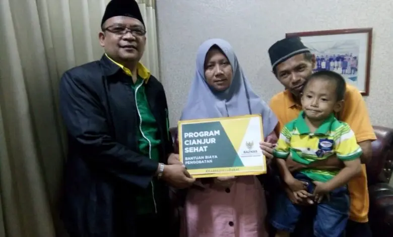 Baznas Salurkan Bantuan Untuk Anak Berkelamin Ganda
