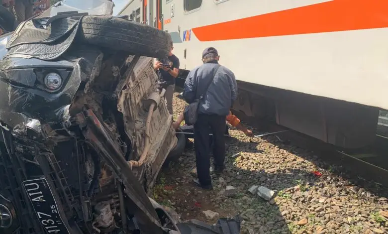 Begini Kronologis Kecelakaan Kereta Api Cianjur, Mobil Terpental 200 Meter