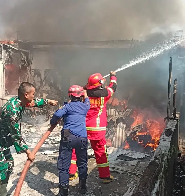 Belasan Motor Pelajar Hangus Terbakar di Area Penitipan Parkir Gang Guntur, Warga Dengar Suara Ledakan
