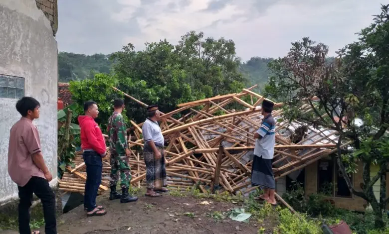 Belasan Rumah dan Satu Musala di Cianjur Rusak Disapu Puting Beliung