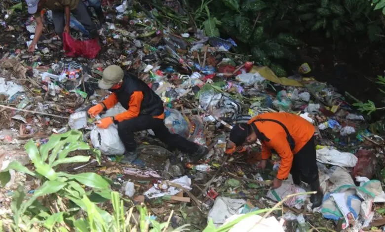 Belum Selesai, Tim Gabungan Masih Keruk Sampah di Sungai Cibeureum