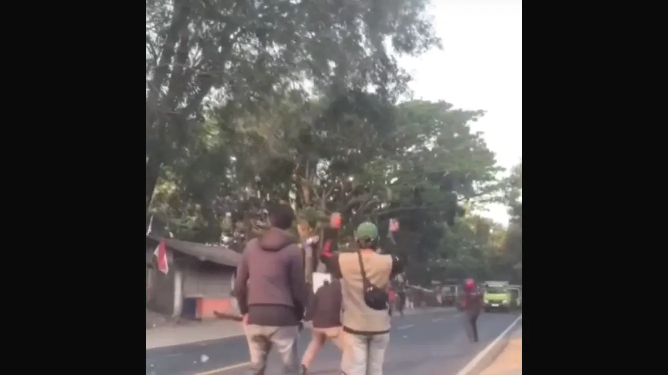 Bentrokan Antar Ormas di Ciranjang Pecah, Saling Lempar Batu dan Ayunkan Senjata Tajam
