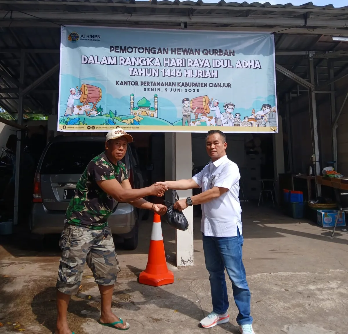 Berbagi Karena Peduli, ATR/BPN Cianjur Bagikan Ratusan Bingkisan Daging Kurban kepada Warga