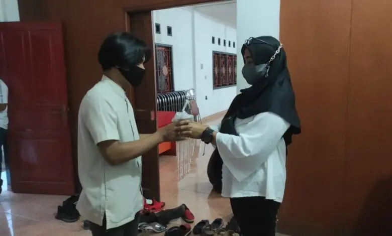 Berbaur Dengan Masyarakat, PDIP Cianjur Bagi-bagi Takjil