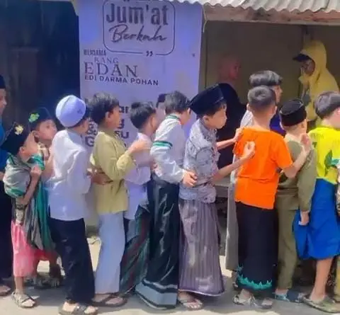 Berdayakan UKM Lokal, Kang Edan Tiru Prabowo, Bagikan Makanan Bergizi dan Susu Gratis di Cianjur