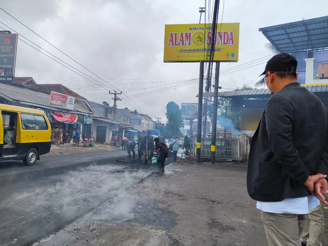 Beri Kenyamanan Pengunjung dan Warga, Alam Sunda Peduli Aspal Jalan Ratusan Meter Bentuk Nyata Bagi Ummat