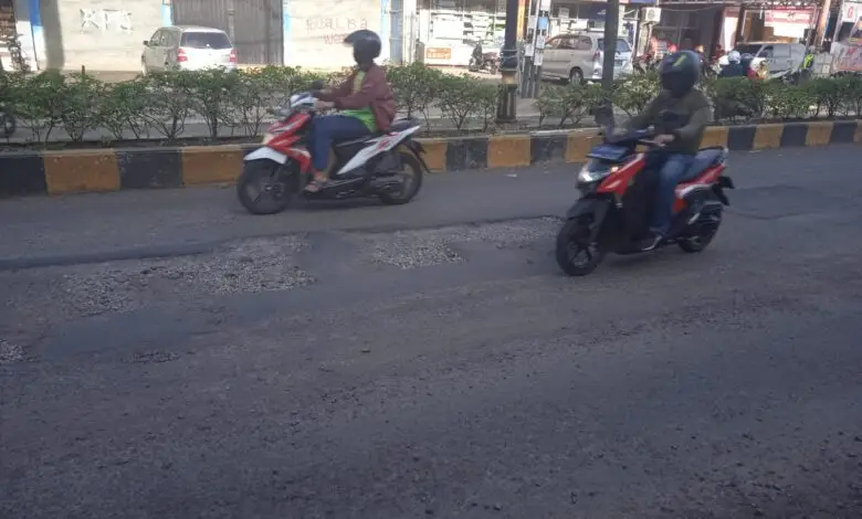 Berlubang dan Sering Banjir, Jalan Abdullah Bin Nuh Cianjur Kerap Rusak Kendaraan