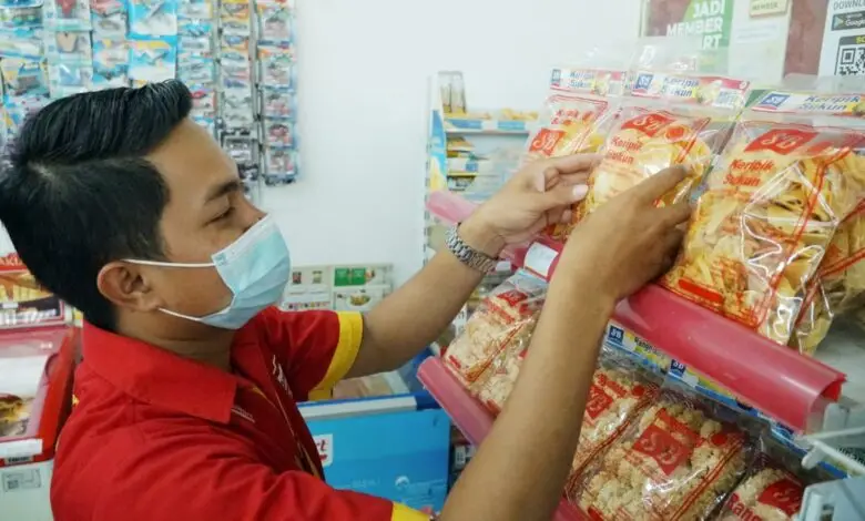 Bermula Bantu Koperasi TKI, Camilan Ahmad Fanani Berjejer di Rak Alfamart
