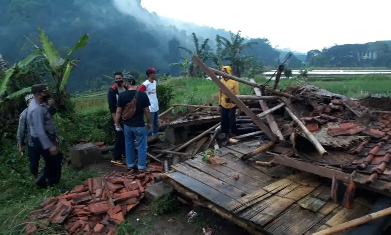 Berteduh Saat Angin Kencang, Dua Petani di Cianjur Tewas Tertimpa Saung