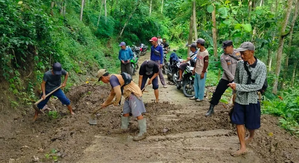 Bhabinkamtibmas Polsek Agrabinta Tangani Longsor di Kecamatan Leles Cianjur