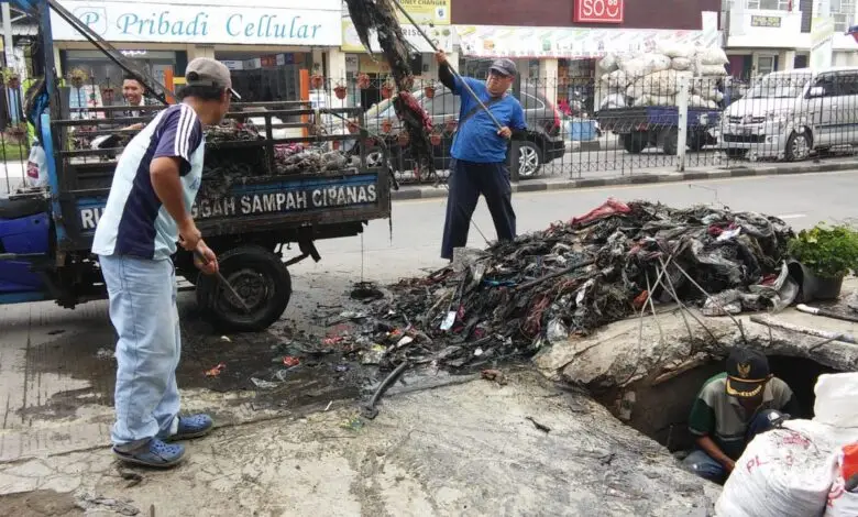 Bikin Banjir, Ratusan Kilo Sampah di Gorong-gorong Cipanas Diangkut