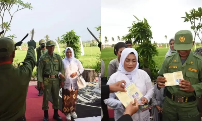 Bikin Heboh! Pernikahan Hansip Ini Pakai Prosesi 'Golok Pora'