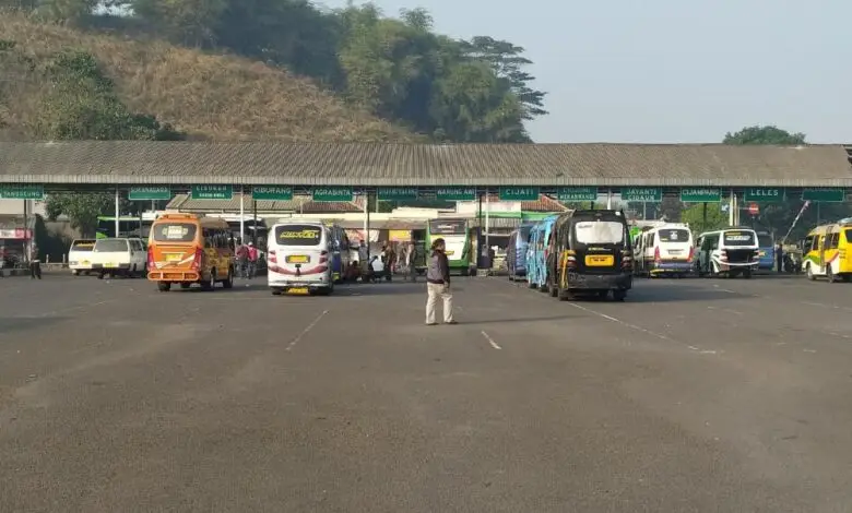 Bikin Penumpang Sepi, Sopir Elf Kidulan Minta 'Taksi Gelap' Ditertibkan