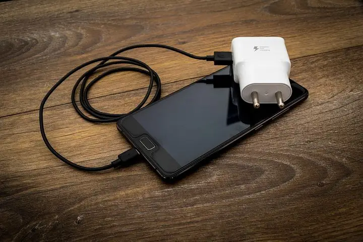Bisa Meledak, Inilah Bahaya Pakai Headset Sambil Ngecas