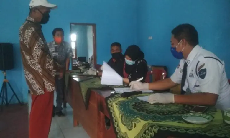 BLT DD Tahap Tiga Desa Ciherang Diterima Ratusan Warga