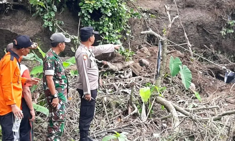 Bocah 11 Tahun Tertimbun Longsor di Cidaun Hingga Tewas