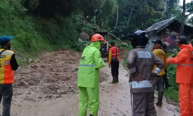 BPBD Cianjur: Diduga Ada Korban yang Tertimbun! Longsor di Pagelaran, Akses Jalan Tertutup
