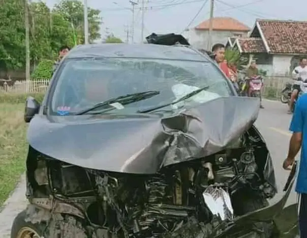 Brakk!! Kecelakaan di Pagi Hari, Mobil Tabrak Pagar Rumah Warga Cidaun