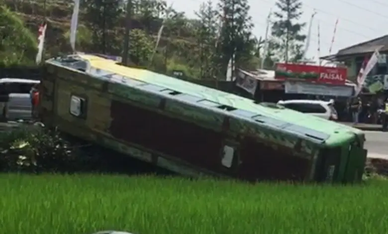 BREAKING NEWS: Bus Terguling di Tapal Kuda Cianjur
