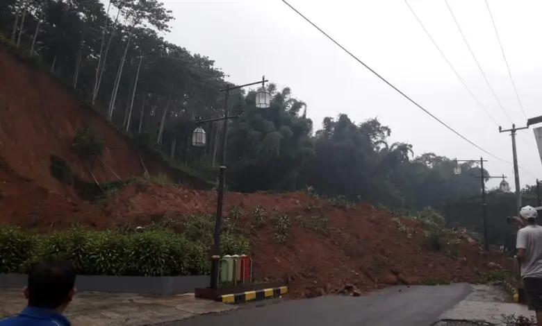 Breaking News: Longsor di Sukanagara, Ada Motor Tertimbun!