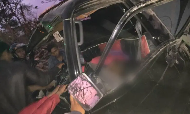 Breaking News: Truk Tabrak Pikap, Sopir Kritis