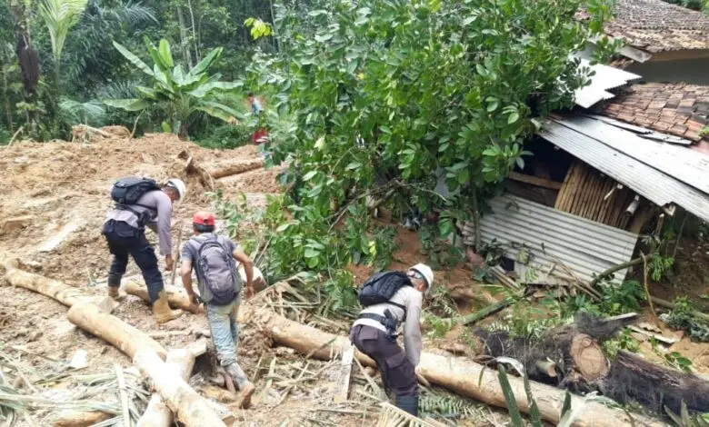 Brimob Cipanas Bersihkan Jalan yang Tertutup Longsor di Munjul