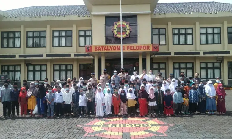 Brimob Kompi 4 Batalyon B Pelopor Polda Jabar Santuni 100 Anak Yatim