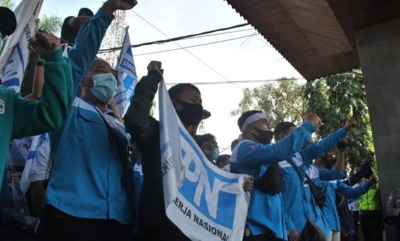 Buntut PHK Sepihak, Massa SPN Cianjur Demo di Pendopo