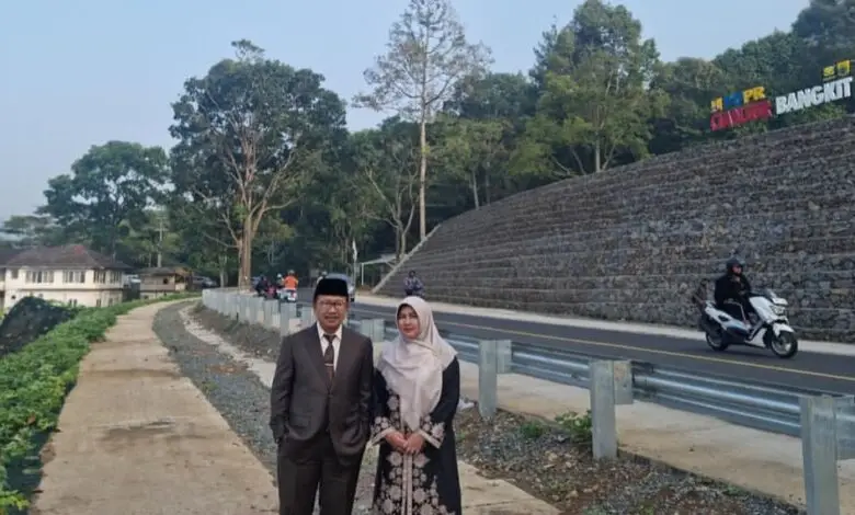 Bupati Cianjur Ditemani Istri Foto Selfie di Titik Longsor Cugenang