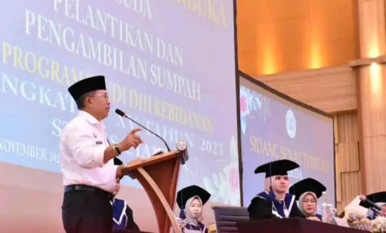 Bupati Herman Suherman Hadiahi Lulusan STIKES Terbaik Kerja di 3 RSUD Milik Pemkab Cianjur