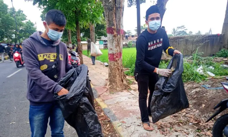 Buruh Cianjur Juga Peduli Lingkungan, Sisir Jalanan Bersihkan Sampah