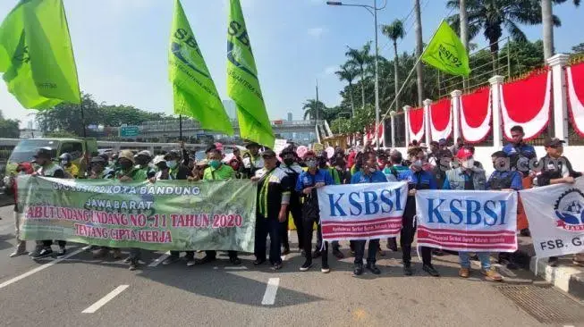 Buruh dan Mahasiswa Banjiri DPR Tolak Kenaikan BBM, Netizen: Lanjutkan!