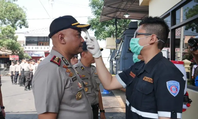 Cegah Corona, Polres Cianjur Cek Suhu Tubuh dan Semprot Disinfektan
