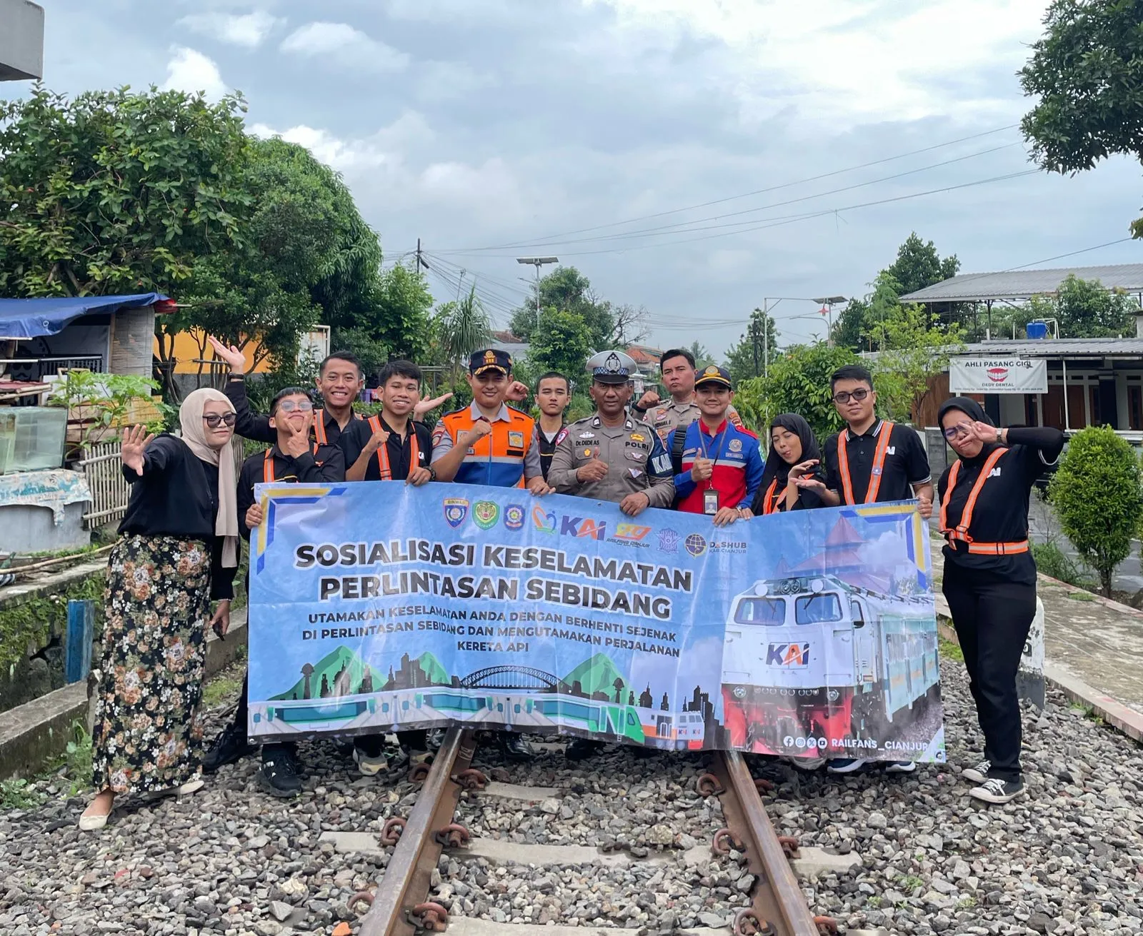 Cegah Kecelakaan, Railfans Cianjur Sosialisasikan Keselamatan di Perlintasan Kereta
