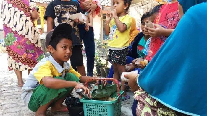 Cerita Bocah SD Jualan Kue di Pemalang, Ingin Bertemu Ayahnya di Cianjur