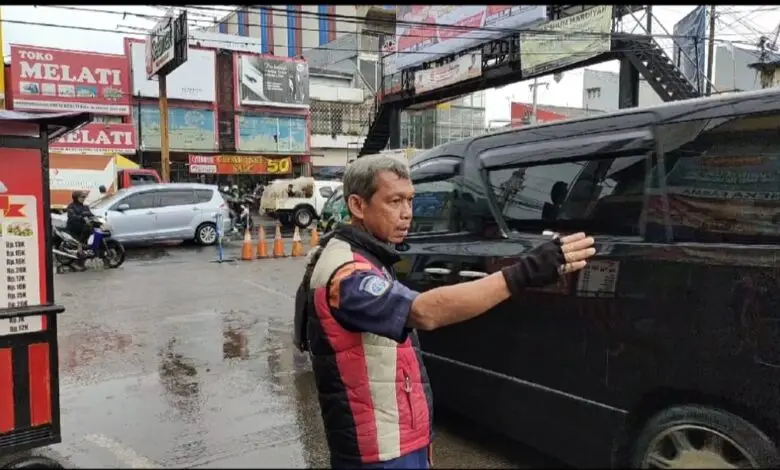 Cerita Penjual Koran di Era Digital, Ade Kini Nyambi jadi Juru Parkir