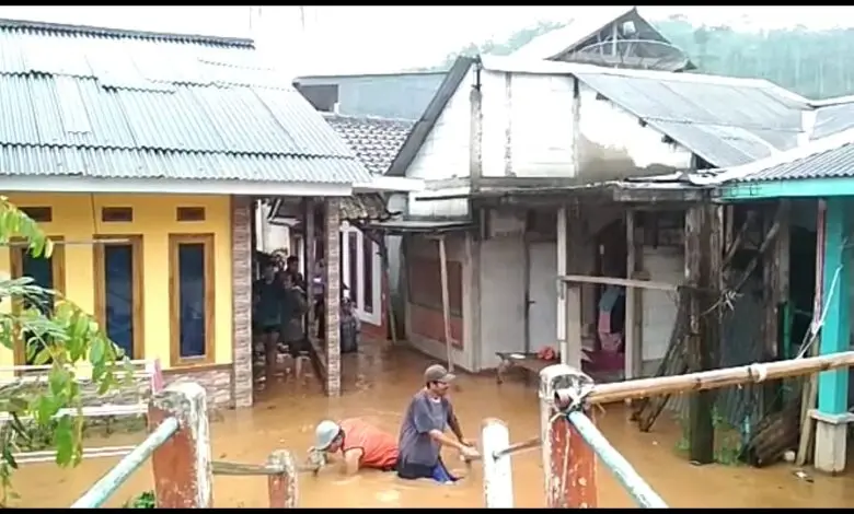 Cerita Warga Sukanagara saat Diterjang Banjir dan Longsor Sekaligus