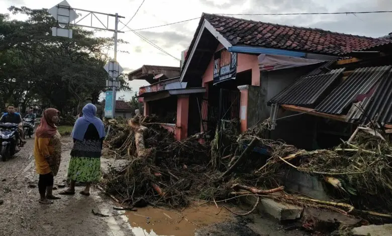 Cidaun Diterjang Banjir dan Longsor, Tiga Rumah Terbawa, Puluhan Warga Terdampak