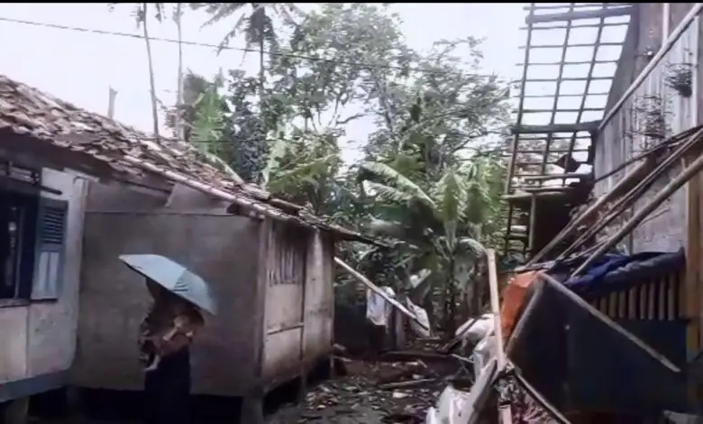 Cuaca Mendadak Gelap, Puting Beliung Sapu Rumah di Karangtengah