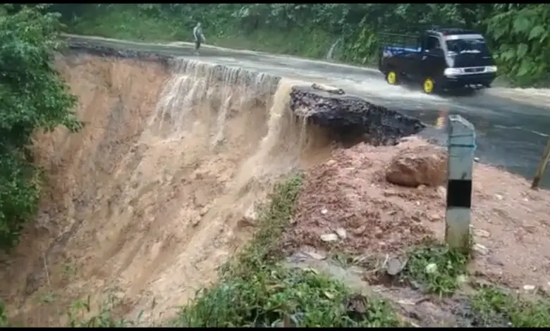 Curah Hujan Tinggi, Jalan Penghubung di Tanggeung Cianjur Longsor
