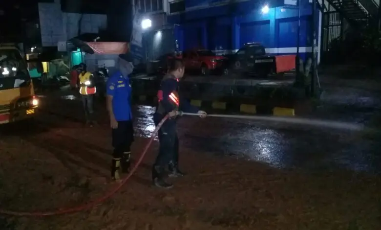 Damkar Cianjur Bersihkan Longsor Sukanagara, Malam Ini Masih Penanganan