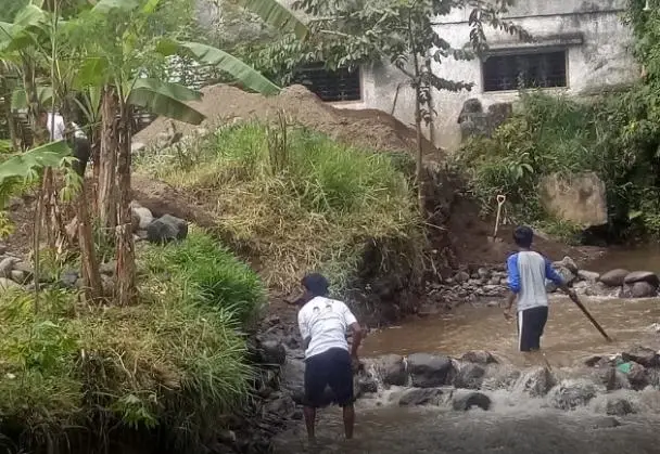Debit Air Tinggi Jadi Berkah Tersendiri Para Pencari Pasir di Sungai Ciguntur Pacet