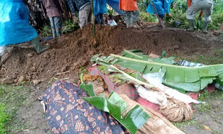 Delapan Jasad Terbawa Longsoran di Sindangjaya Ditemukan, Warga Segera Makamkan