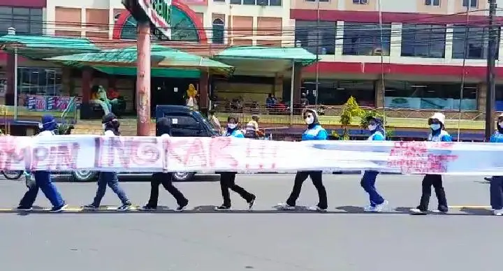 Demo ke Cipanas, Buruh Cianjur Bentangkan Kain Putih 135 Meter