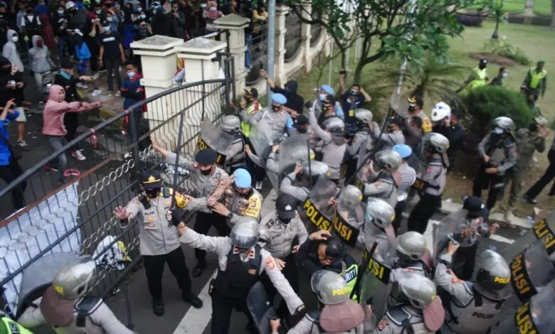 Demo Omnibus Law di Depan DPRD Cianjur Rusuh, Diduga Ada Penyusup