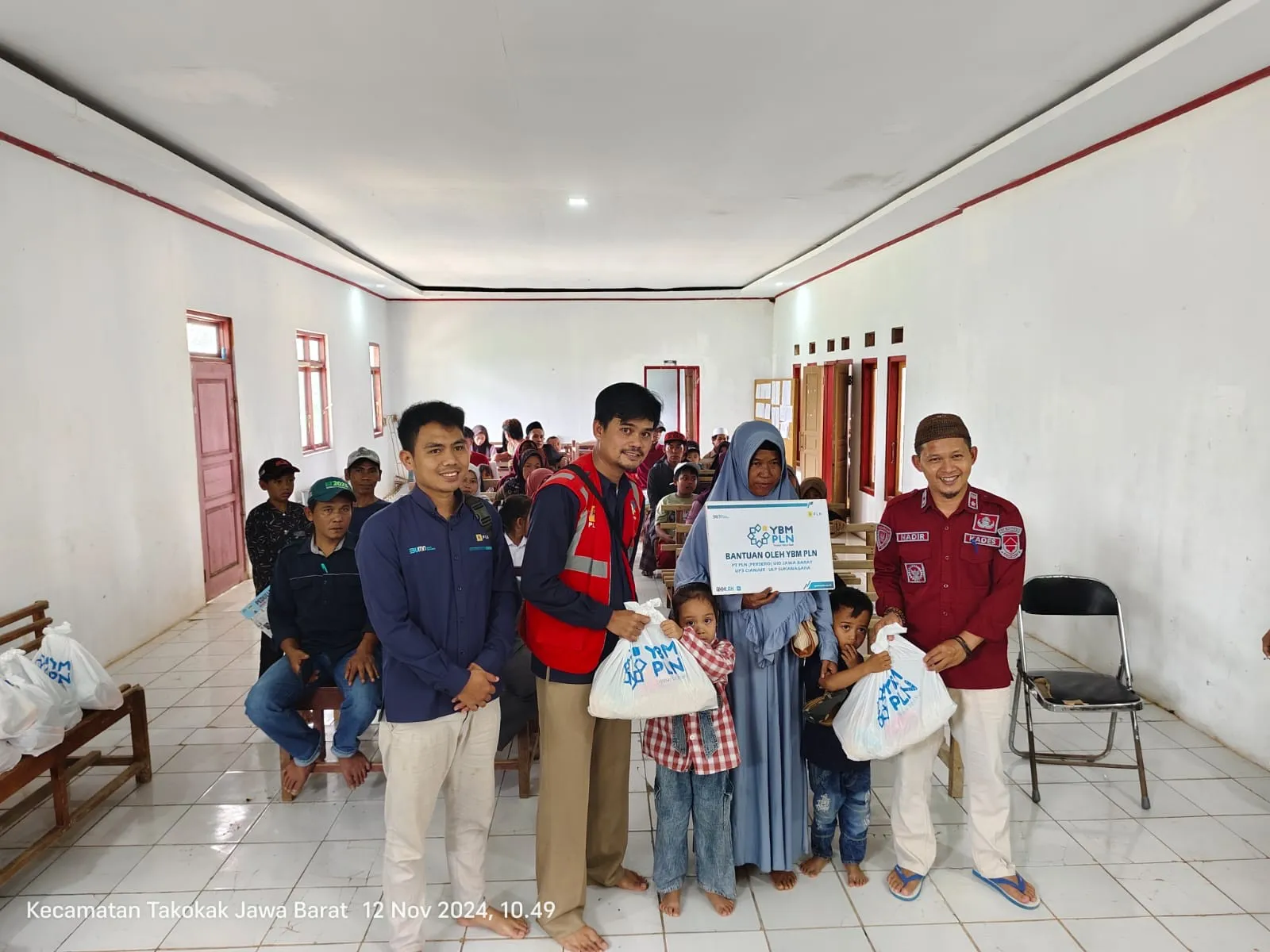 Dengan Semangat Kepahlawanan, PLN Cianjur Salurkan Bantuan Sembako bagi Warga Desa Waringinsari