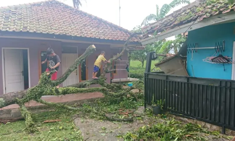 Deretan Rumah di Ciranjang Rusak Disapu Angin Kencang