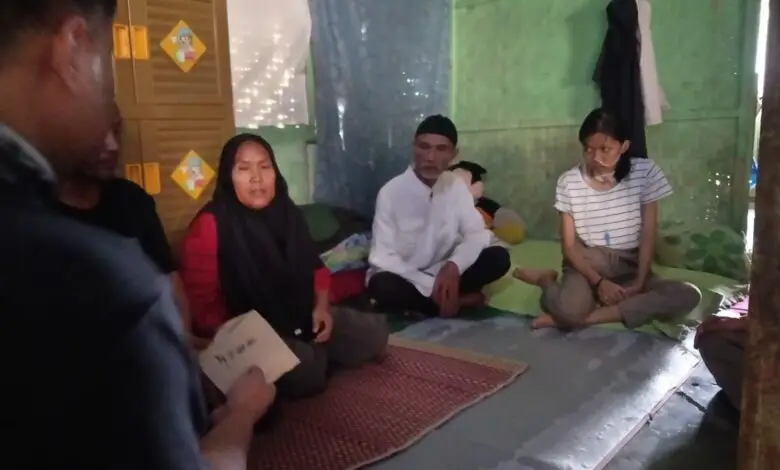 Dermawan Asal Bandung Beri Bantuan Pada Gadis Cianjur yang 7 Tahun Makan Pakai Selang